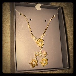 Necklace and earring set with stones